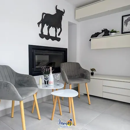 Vila Welcoming 3 Bedroom With Private Pool Lb10
