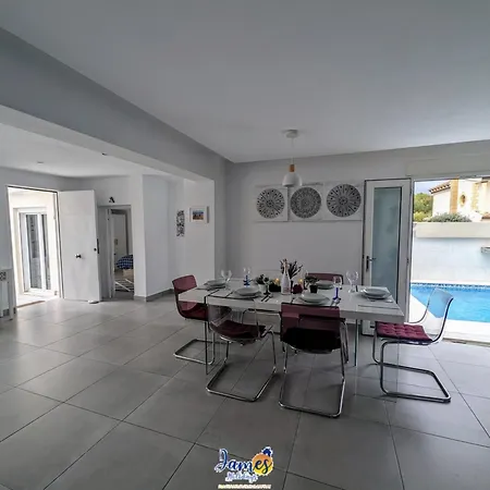 Вилла Welcoming 3 Bedroom With Private Pool Lb10 *
