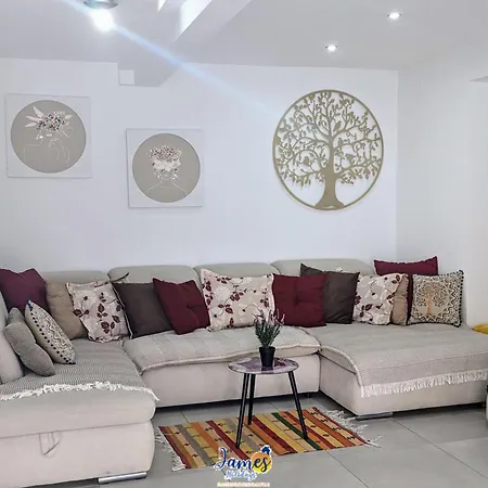 Welcoming 3 Bedroom With Private Pool Lb10 Вилла