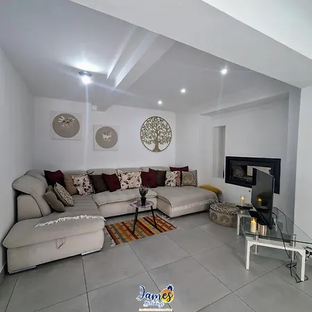 Вилла Welcoming 3 Bedroom With Private Pool Lb10 *